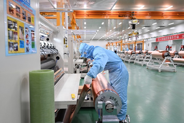 图为网信快3铜箔公司锂电铜箔产品出产现场。-2.jpg